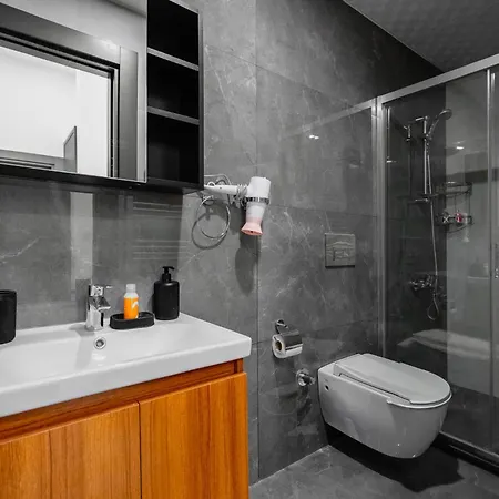 Apartment Stylish Flat W Balcony Near Lara