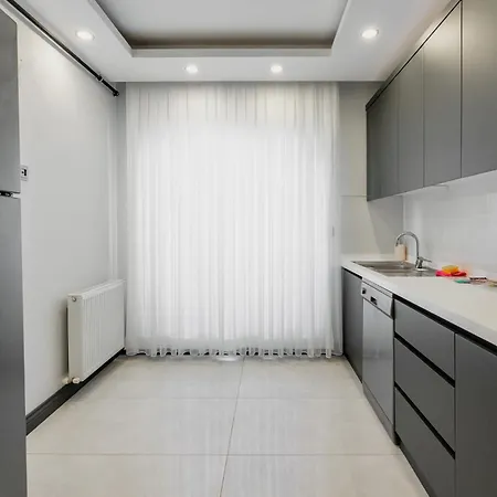 Stylish Flat W Balcony Near Lara *