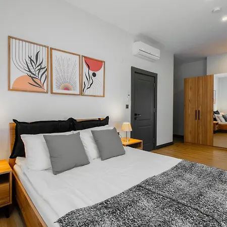 Stylish Flat W Balcony Near Lara
