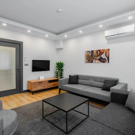 Stylish Flat W Balcony Near Lara דירה *