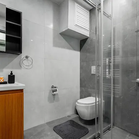 Stylish Flat W Balcony Near Lara דירה